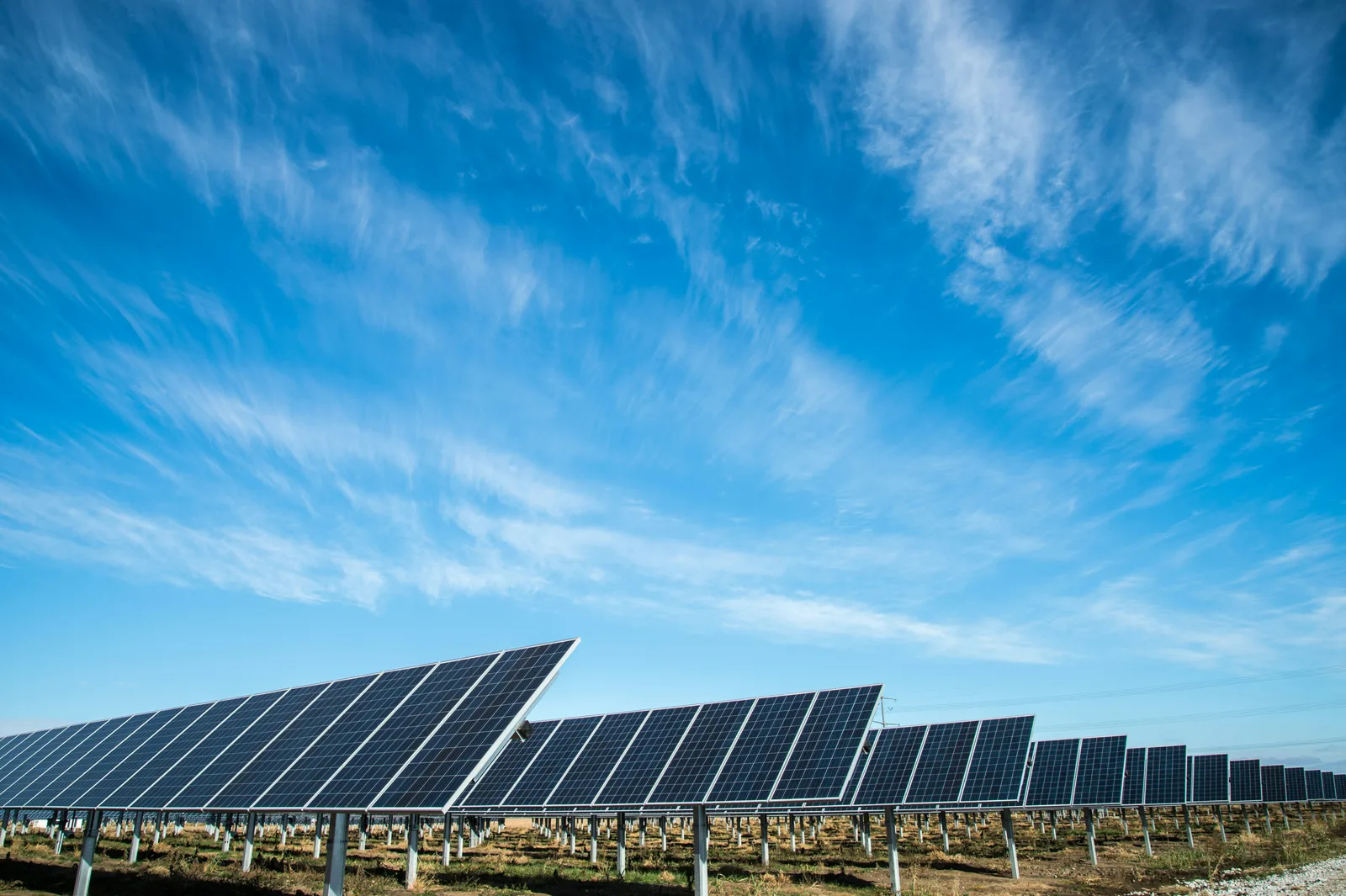 Painéis solares sob um céu azul e iluminado